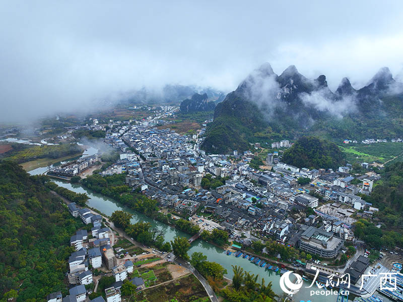 位于漓江畔的陽(yáng)朔興坪古鎮(zhèn)。人民網(wǎng) 付華周攝