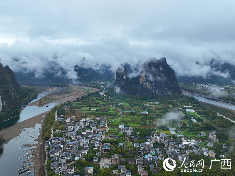 煙雨中的漓江美景。人民網(wǎng) 付華周攝