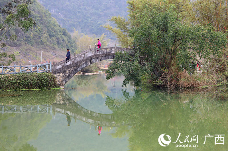 人們走過景區(qū)內(nèi)的一座古橋。人民網(wǎng) 付華周攝