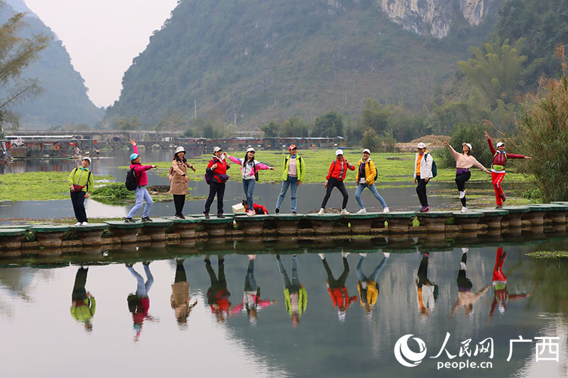 人們在湖中棧道打卡。人民網(wǎng) 付華周攝