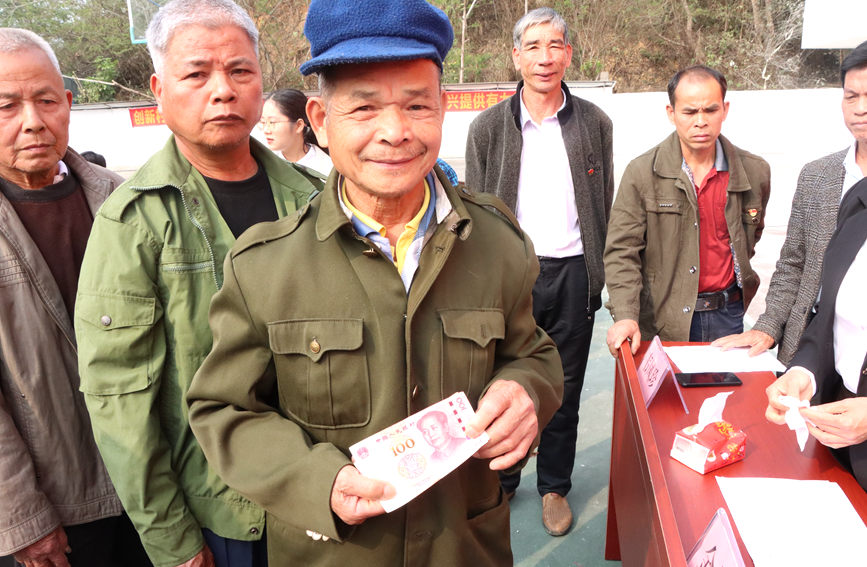 村民領(lǐng)到分紅。李虹瑩攝