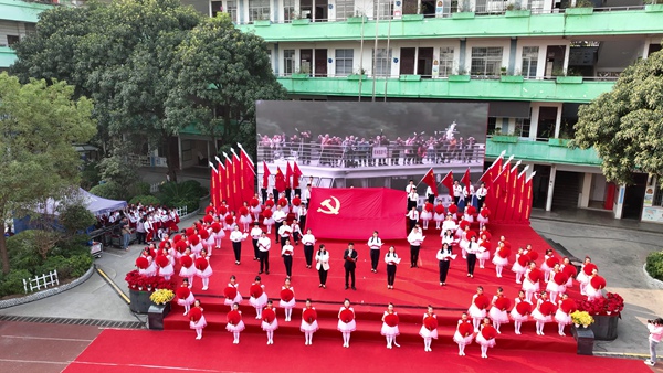 金城江區(qū)第三小學(xué)師生表演的《沒(méi)有共產(chǎn)黨，就沒(méi)有新中國(guó)》。