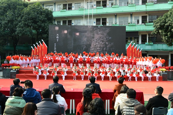 金城江區(qū)第三小學(xué)全校師生合唱《紅色傳奇》主題曲《記住你》。