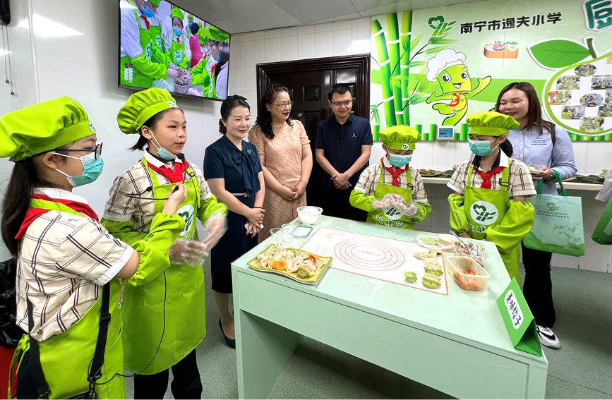 學(xué)生們親自制作餃子、青團(tuán)等傳統(tǒng)美食。南寧市逸夫小學(xué)供圖