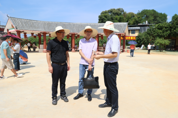 桂林市各縣區(qū)村（社區(qū)）黨組織書記在羊咀村同心文化廣場上共同交流清廉鄉(xiāng)村建設(shè)工作。廖偉高攝