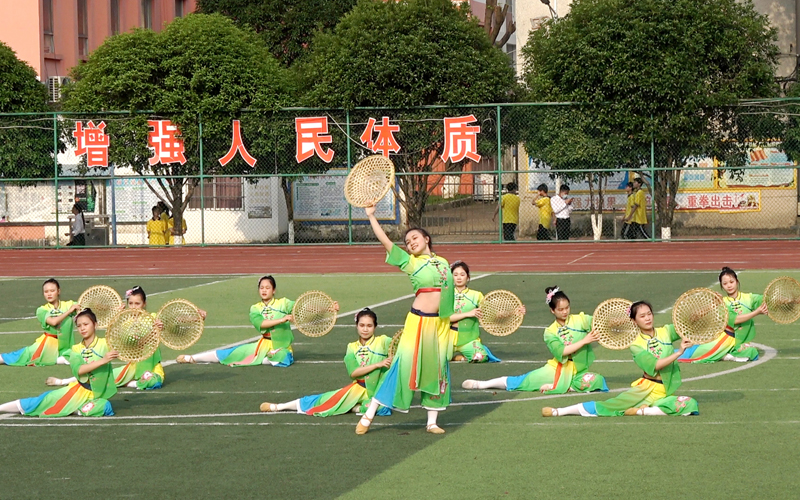 開幕式民族舞蹈表演。鐘山縣第二高級(jí)中學(xué)供圖