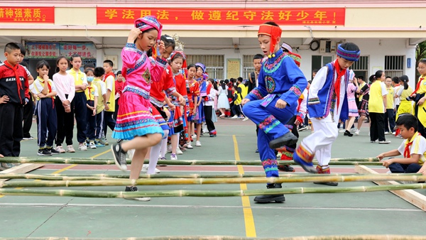 圖十：4月18日，浦北縣實驗小學(xué)三、四年級同學(xué)跳起了歡快的竹竿舞。.jpg