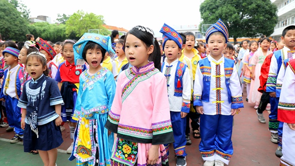 圖四：4月18日，浦北縣實驗小學(xué)一年級全體同學(xué)合唱《什么結(jié)籽高又高》。.jpg