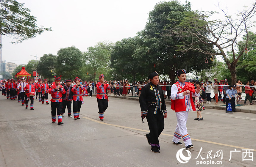 雙方情意濃濃后，就進入談婚論嫁階段。在“非遺舞鹿接新娘”環(huán)節(jié)，壯族新郎一行帶著彩禮走在迎親路上，敲鑼打鼓，熱鬧非凡。人民網(wǎng)記者 彭遠賀攝