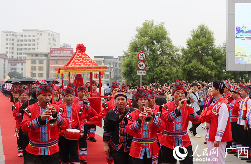 隨后，新娘由其舅舅背著出門，坐上轎子，隊伍出發(fā)前往拜堂儀式舉行地。人民網(wǎng)記者 彭遠賀攝