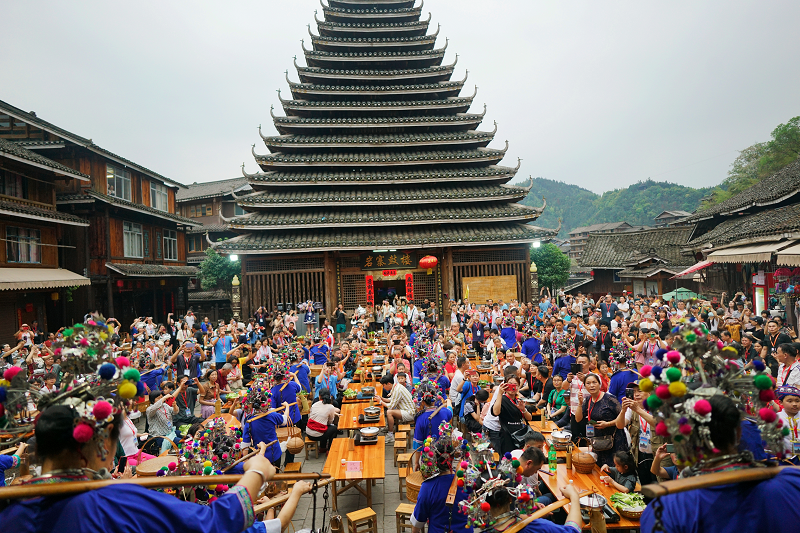 程陽八寨景區(qū)平寨鼓樓坪“百家宴”活動現(xiàn)場。謝子聰攝