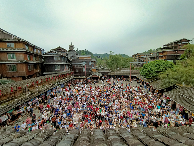 程陽八寨景區(qū)“月也歌堂”民俗演出現(xiàn)場。謝子聰攝