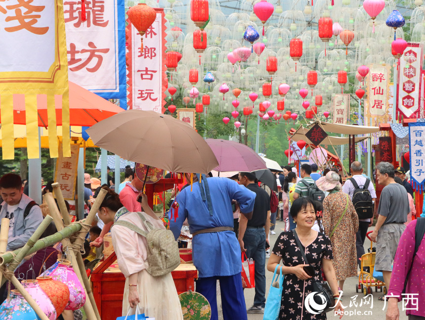 4月21日，“壯族三月三·八桂嘉年華”活動(dòng)的“古風(fēng)雅集”游人如織。人民網(wǎng)記者 彭遠(yuǎn)賀攝