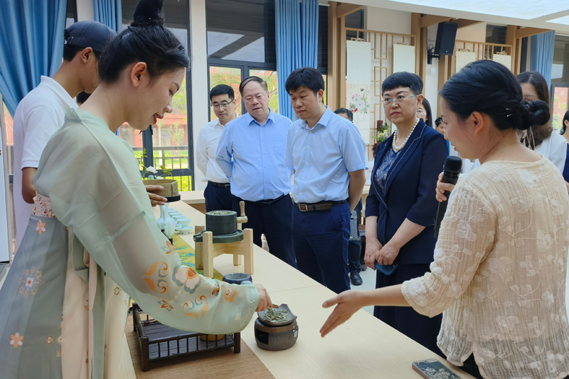 委員們在國禮文化館觀看學(xué)生點茶技能展示。秦鴻哲攝