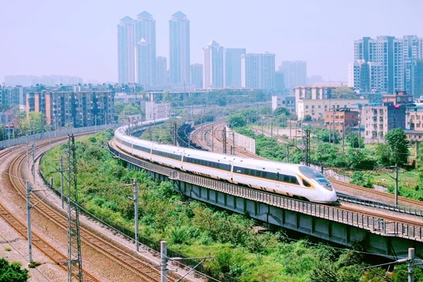 復(fù)興號動車組在衡柳線柳州段運行。楊靖育攝