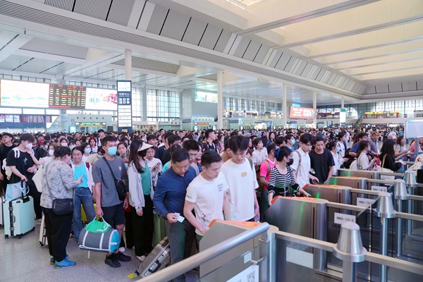 南寧東站旅客有序檢票進站。梁競輝攝