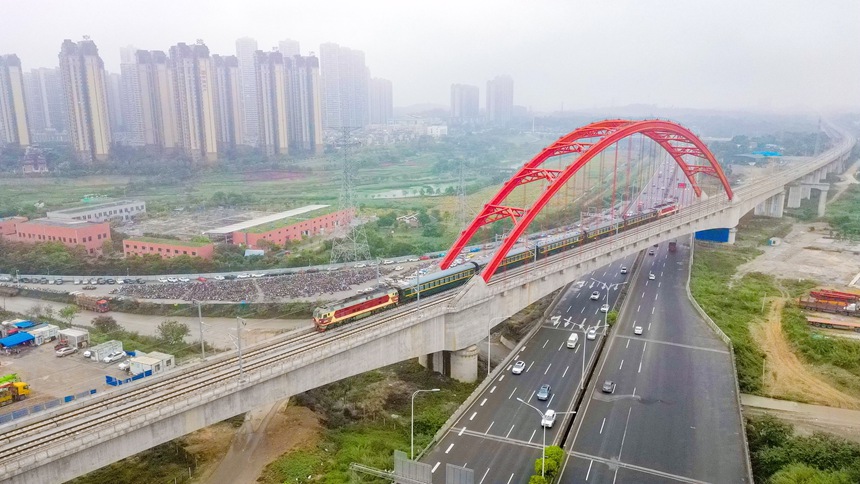 綜合檢測(cè)列車行駛在線路上。陳泉任攝