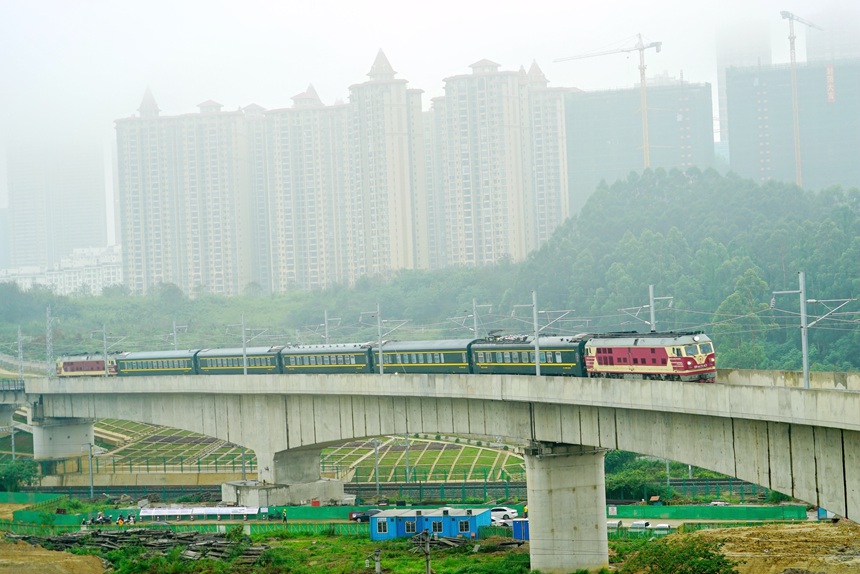 綜合檢測車行駛在線路上。宋彤波攝