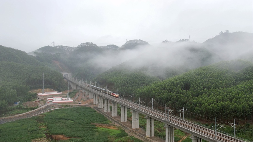 綜合檢測車行駛在線路上。蒙鑫凌攝