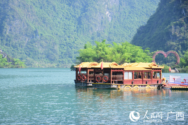 浩坤湖景區(qū)內(nèi)，游客們可搭乘造型獨(dú)特的游船閱覽浩坤湖美景。人民網(wǎng) 王功孝攝