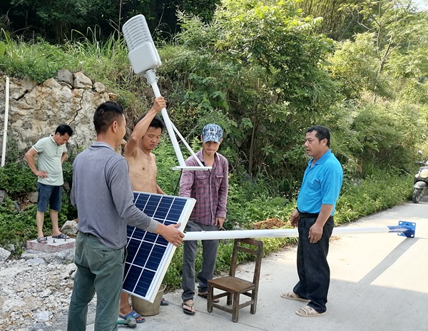 大龍村群眾在主干道上安裝太陽能路燈。潘璠攝