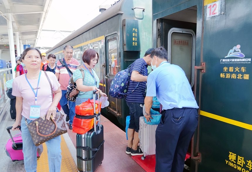 鐵路工作人員引導旅客乘車。梁競輝攝