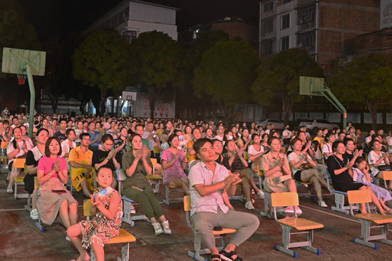 培訓受到新生家長歡迎  陸偉航  攝