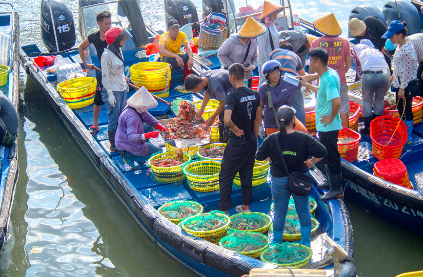 船上的“魚(yú)市”。徐紹榮攝