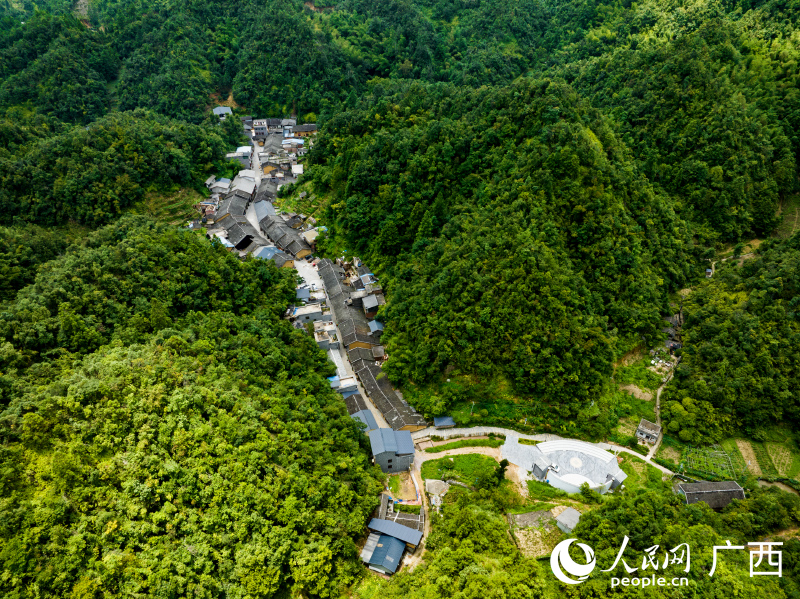 航拍六段村古寨。人民網(wǎng) 何寧攝