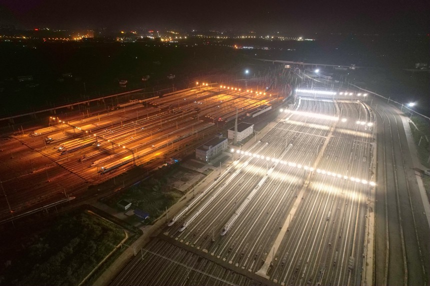 圖為南寧兩個動車所存車線夜景——“雙艦齊發(fā)”。趙詩霖攝