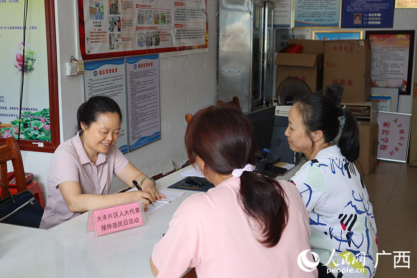 韋海英參與大豐片區(qū)人大代表接待選民日活動。人民網(wǎng) 班小晴攝