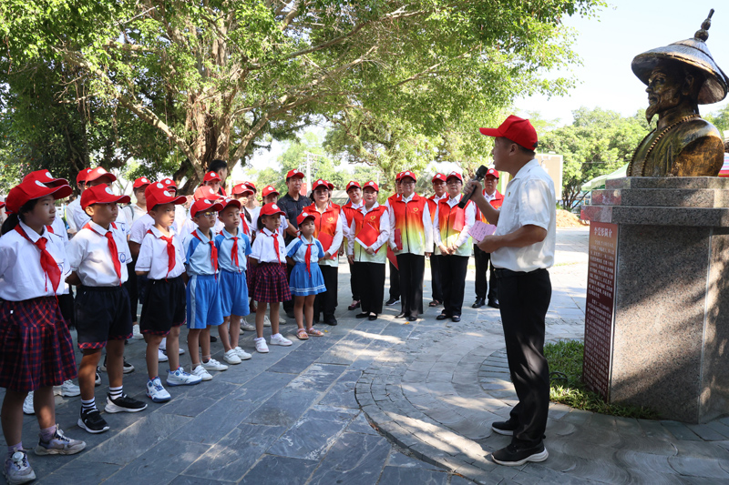 學生聆聽愛國主義教育基地講解。東興市融媒體中心供圖