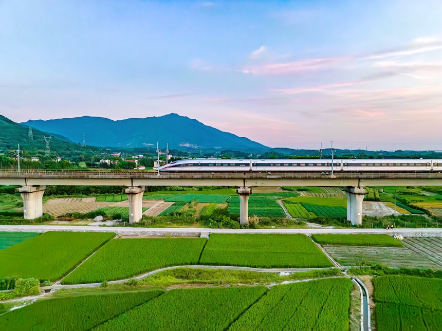 動(dòng)車組列車行駛在貴廣高鐵。蔣松哲攝