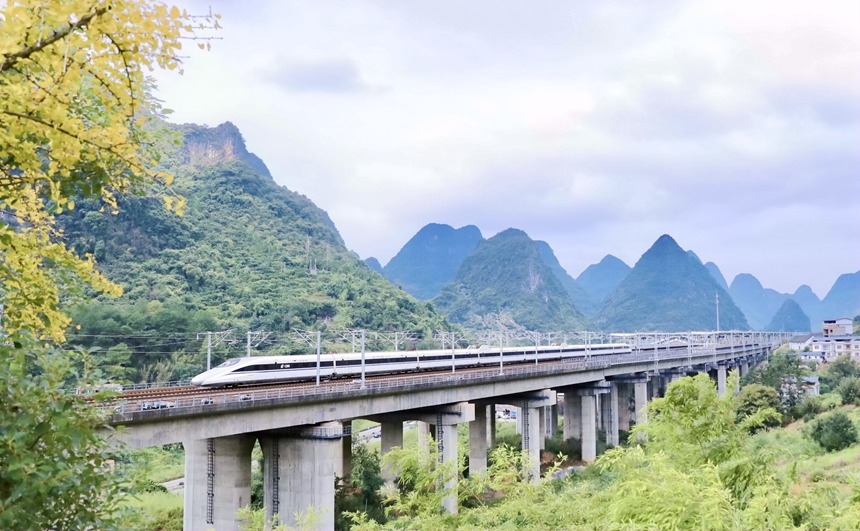 動車組列車行駛在貴廣高鐵。鄭長賢攝