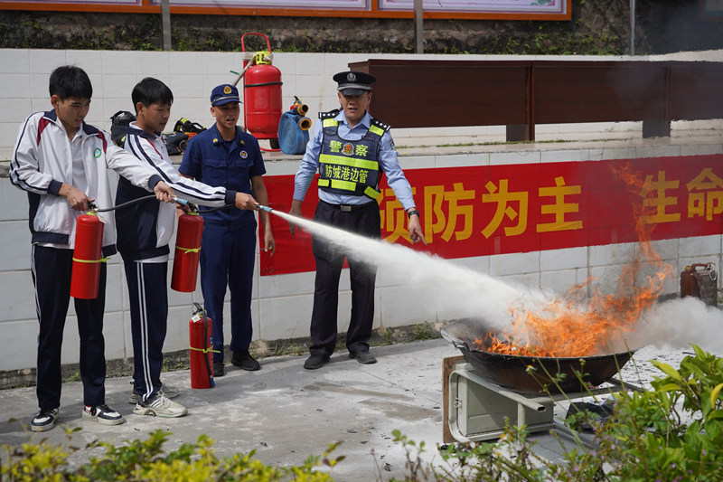 指導師生使用滅火器。