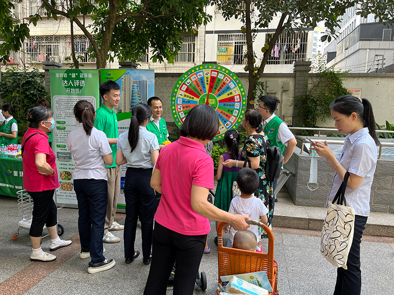 垃圾分類、節(jié)能減排宣傳服務(wù)活動(dòng)進(jìn)社區(qū)。廣西桂物再生資源有限公司供圖