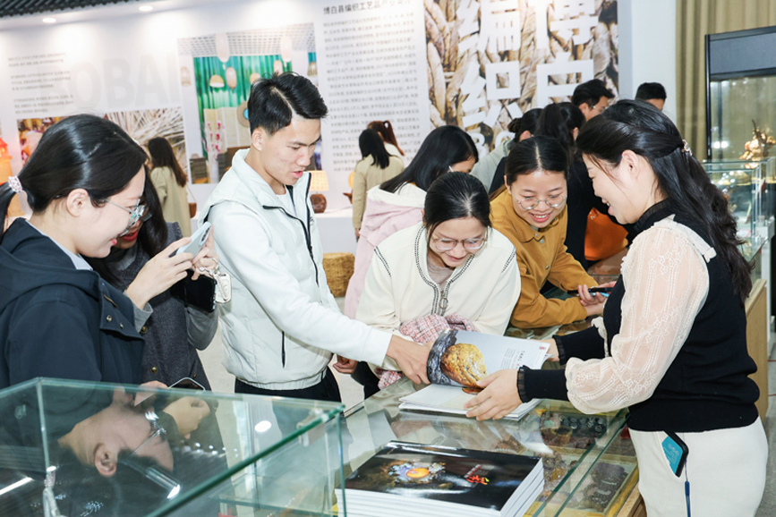 12月7日，在廣西玉林市博白縣首屆“博字號”工業(yè)博覽會上客商正在參觀了解南流彩玉。林聲遠(yuǎn)攝