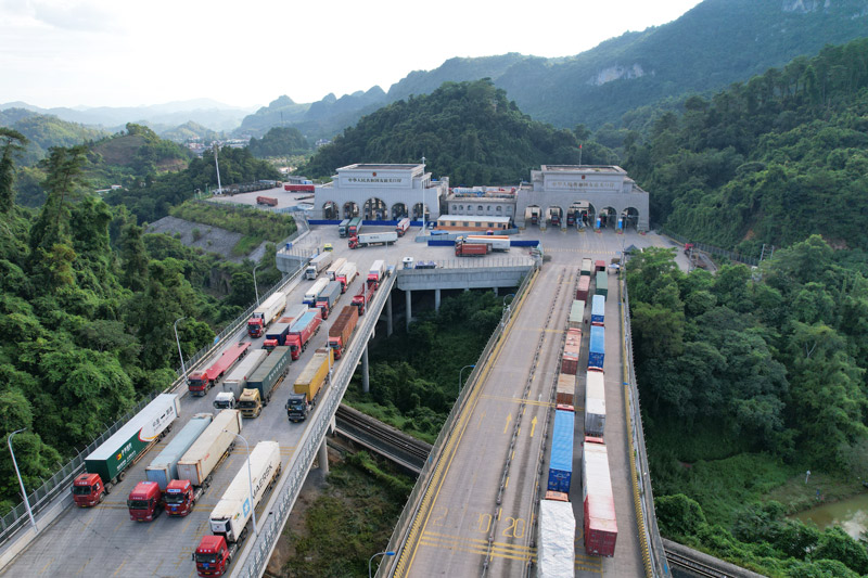 廣西友誼關(guān)口岸跨境大貨車川流不息。農(nóng)倩攝