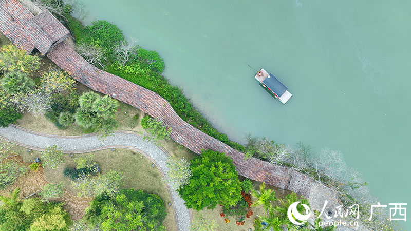 游船行駛在大新明仕田園景區(qū)。人民網(wǎng) 付華周攝