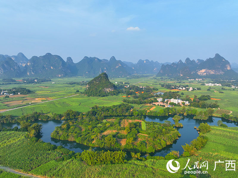 大新黑水河流域，農(nóng)田與景區(qū)融為一體。人民網(wǎng) 付華周攝