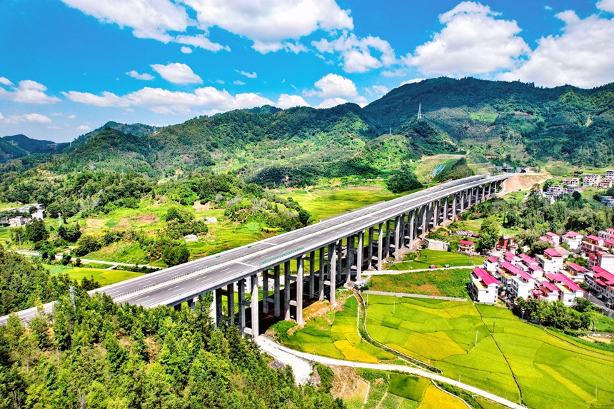 天巴高速建成通車。廣西交通投資集團(tuán)供圖