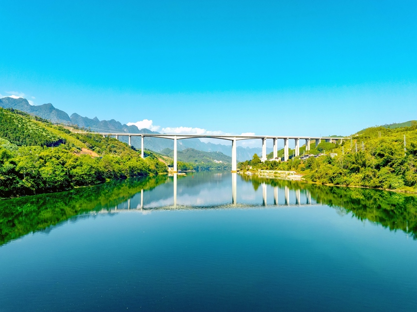 天巴高速紅水河特大橋。廣西交通投資集團(tuán)供圖