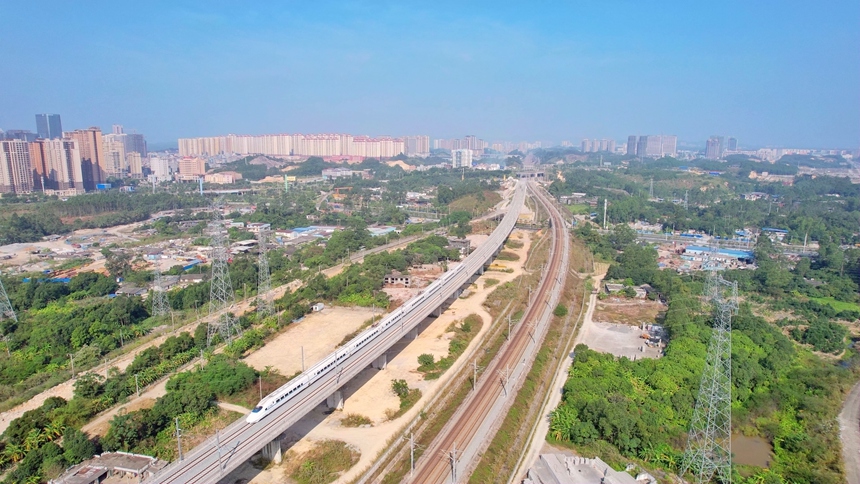 動(dòng)車組駛出防城港北站。譚政超攝