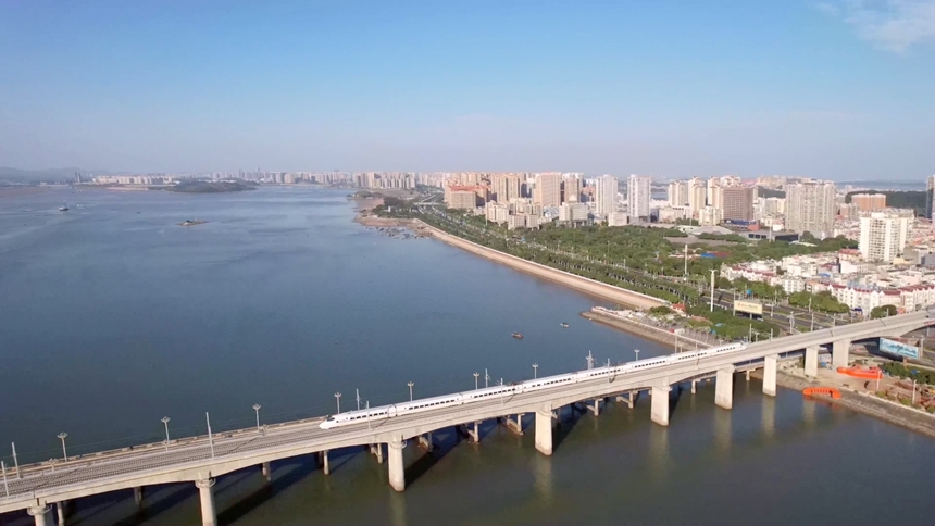 動車組行駛在防東鐵路西灣跨海特大橋上。譚政超攝