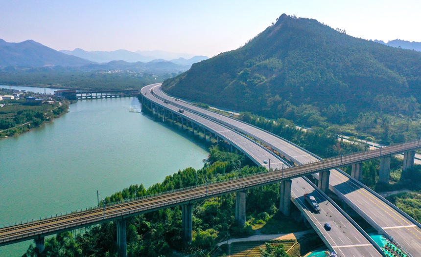 桂林至柳州高速公路改擴(kuò)建項(xiàng)目龍溪高架特大橋