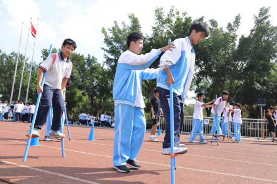 民族研學立足于柳州民族特色，以廣西少數(shù)民族的建筑、手工、體育、服飾、歌曲、習俗、節(jié)慶和飲食習慣等，設計“我是非遺小傳人”“藍印之美”等研學課程。張存立 攝