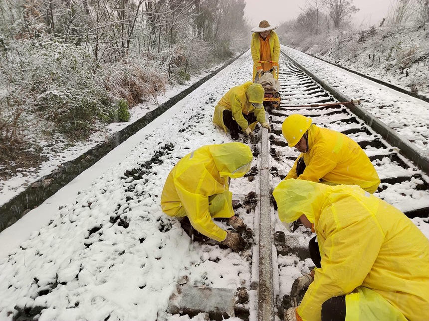 東安線路車間井頭圩線路工區(qū)現(xiàn)場作業(yè)場景。高雪元攝