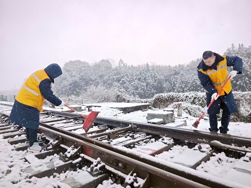 桂林車(chē)務(wù)段湘桂線咸水站及時(shí)組織人員清掃道岔，確保列車(chē)安全運(yùn)行。李梓豪攝