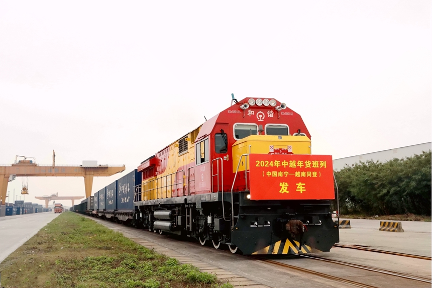 中越跨境集裝箱貨物列車從廣西南寧國際鐵路港鳴笛啟程。譚媛元攝