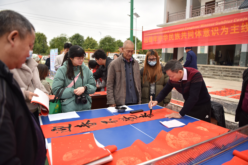 書法家現(xiàn)場寫春聯(lián)。田東縣委宣傳部供圖